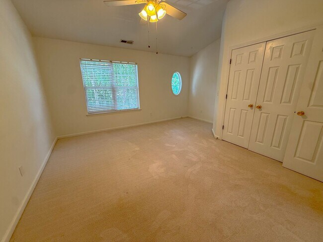 Building Photo - Spacious 2 bedroom 2.5 bath townhome