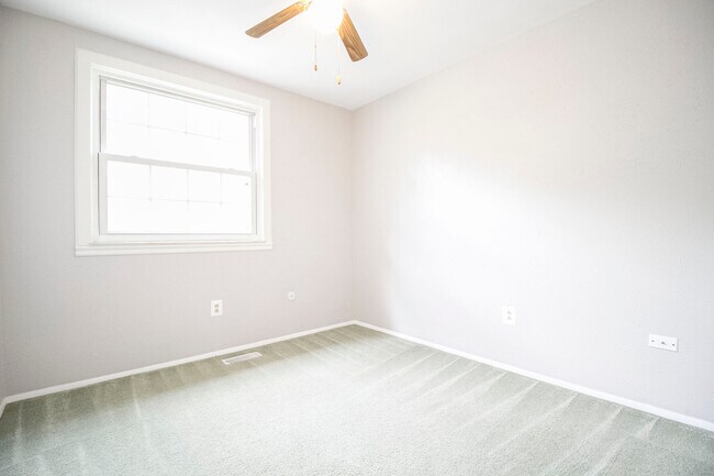 Building Photo - 437 S Haven Rd