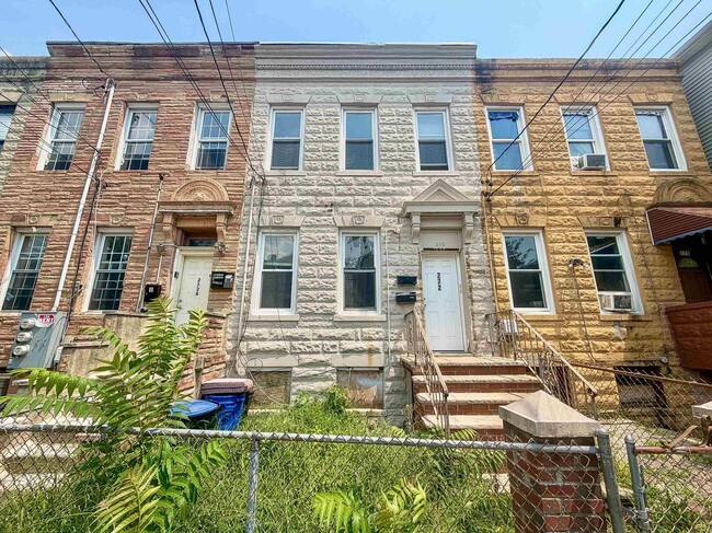 Building Photo - 272 Grant Ave