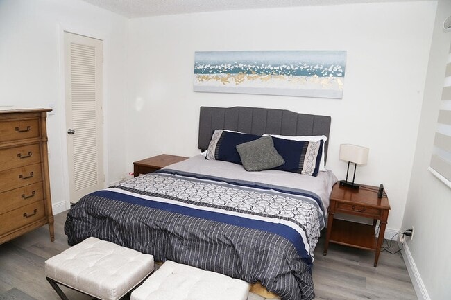 Building Photo - 1537 E Hillsboro Blvd