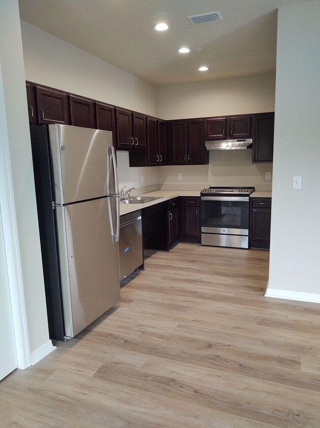 Building Photo - FIRST MONTHS RENT FREE WITH A ONE YEAR LEASE,2 BEDROOM 1 BATHROOM  INSIDE LAUNDRY AND PET FRIENDLY..