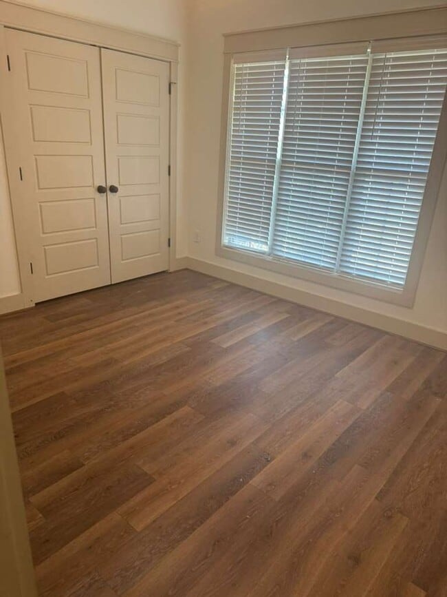 Building Photo - Large 3 Bedroom Townhome with All Appliances Included