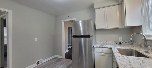 Building Photo - 9901 Yorkshire Rd