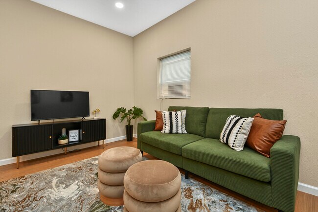 Primary Photo - 1220 E Pacific St