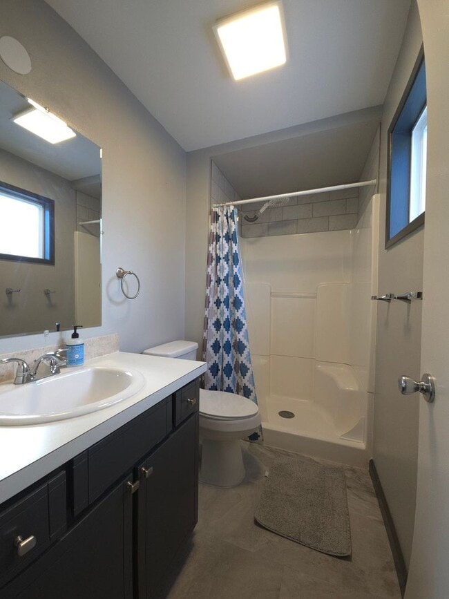 Building Photo - Fully Furnished Home