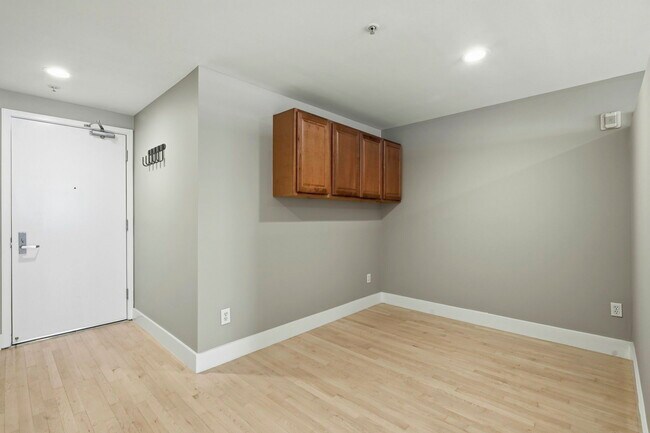 Building Photo - 588 S Van Ness Ave