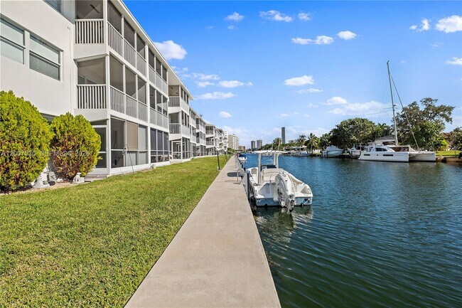 Building Photo - 470 Paradise Isle Blvd