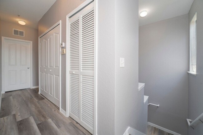 Building Photo - Nice 3/2.5 Townhouse with 2-Car Garage in ...