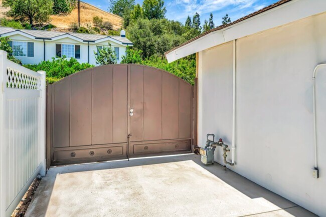Building Photo - 22376 Algunas Rd