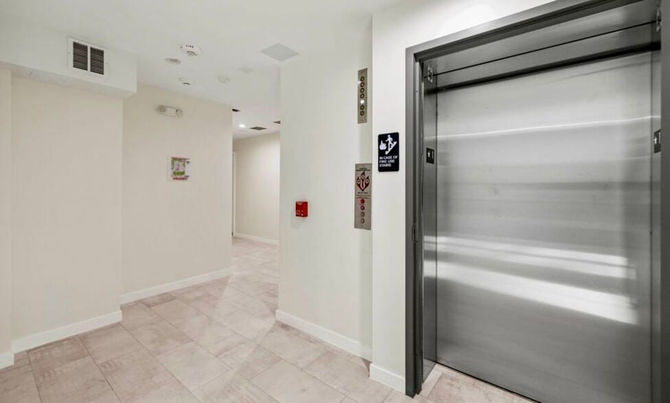 Building Photo - 423 Oak St