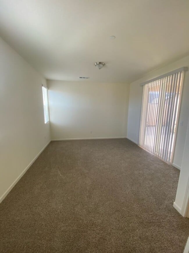 Building Photo - Beautiful Brand New Home in the gated Arbor Gates Subdivision with solar