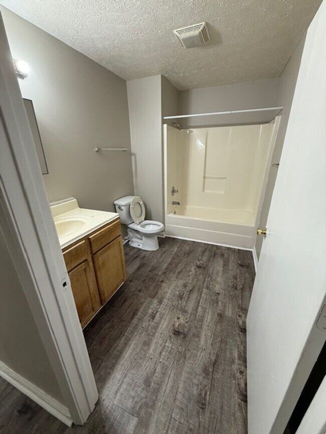 Building Photo - 4 Bedrooms with 2 full baths