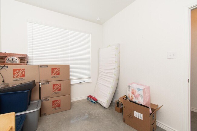 Building Photo - 624 Pacific Crest Trl