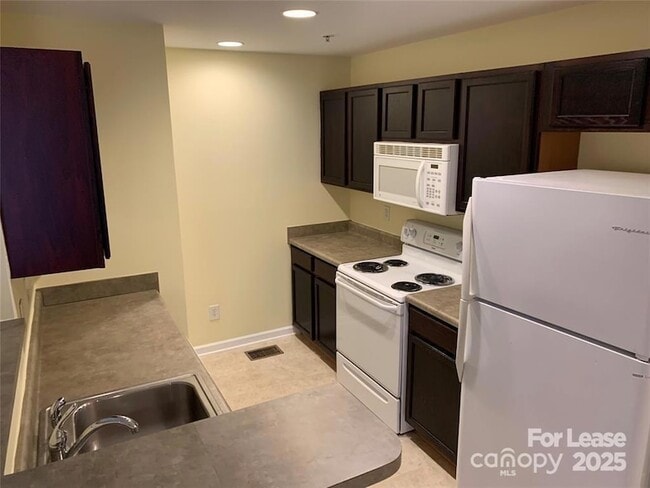 Building Photo - 620 Raphael Place