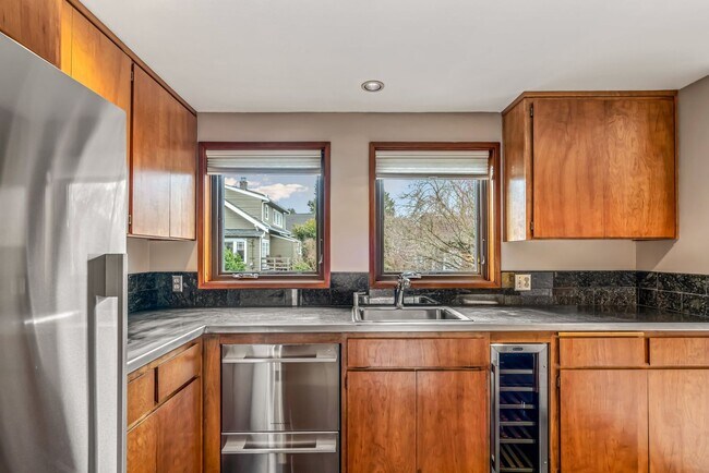 Building Photo - Large 2 Bedroom in Queen Anne * Utilities/ Parking Included*