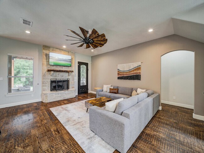 Building Photo - 200 Cove Dr