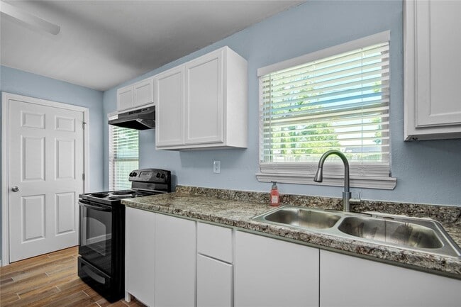Building Photo - 8921 Oak Knoll Ln