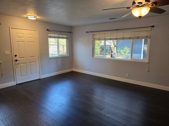 Building Photo - Beautiful Updated Rental in LOP