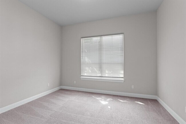 Building Photo - 4660 Katherine Dr