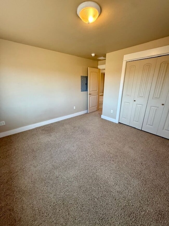 Building Photo - 2 Bedroom 1 Bathroom Apartment  NEW PRICE UPDATE