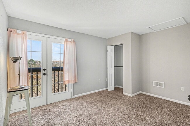 Building Photo - "Charming 2-Bed Condo with 980 Sq Ft of Comfort in Littleton!"