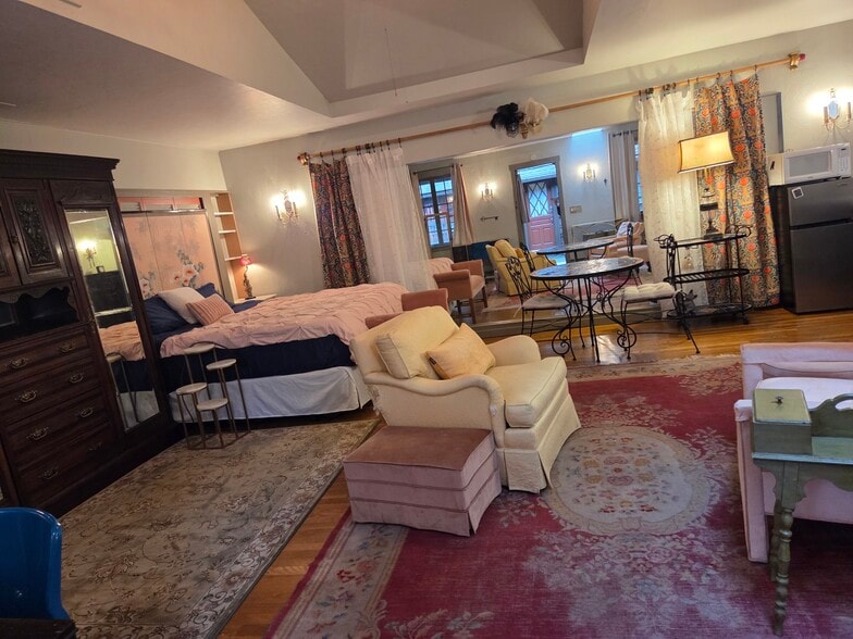 Studio King Bed - 1524 Brawne Ave NW