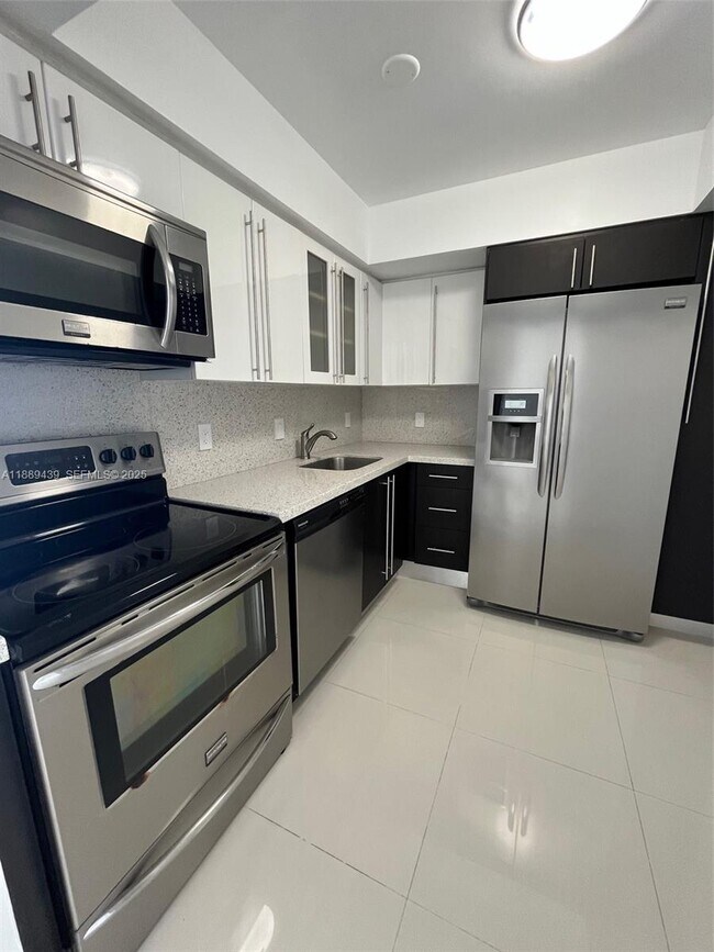 Building Photo - 20505 E Country Club Dr