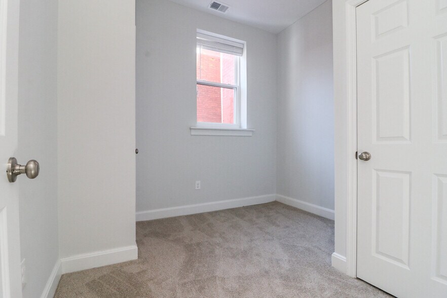 Building Photo - 2228 Kemper Ln