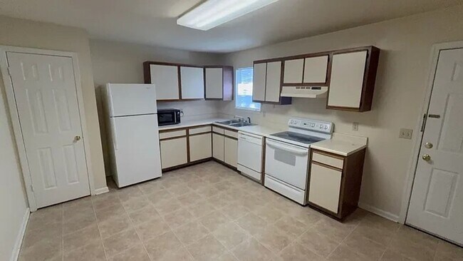 Building Photo - 4 Bed/2 1/2 Bath Bus Line Reserved Parking