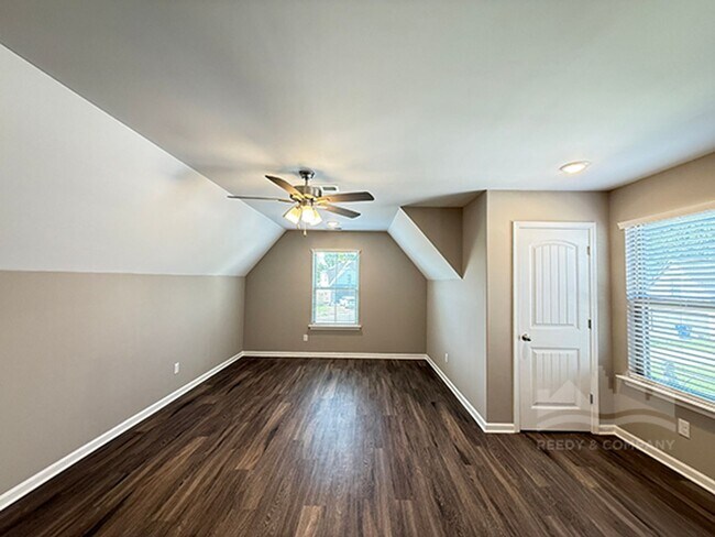 Building Photo - Welcome to this spacious 4 bedroom, 3 bath...