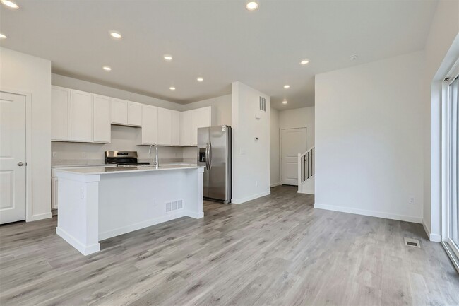 Building Photo - 560 Cottonwood Avenue