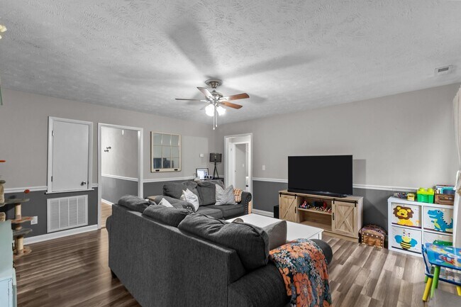 Building Photo - Updated 3 Bed, 2 Bath Home with Fenced Yard