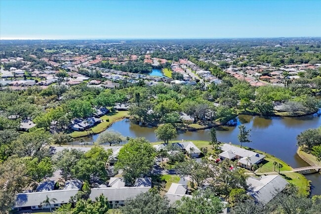 Building Photo - New Listing in The Plantation - 3BD/2BA/2CG Lakefront