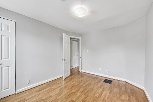 Building Photo - Available Now! 2 Bed / 1 Bath Rowhouse in ...