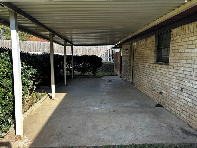 Building Photo - Wonderful home in White Oak ISD