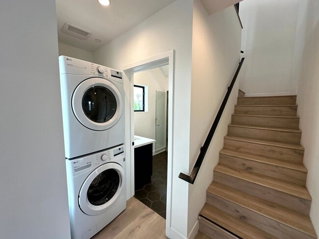 Building Photo - Beautiful Modern Luxury 4 Story Townhome -...
