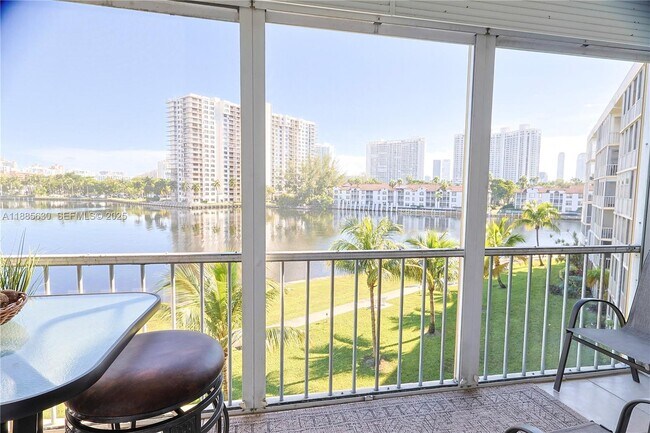 Building Photo - 2999 Point E Dr