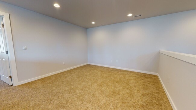 Building Photo - Large & Luxurious 3 Bedroom Available Near...