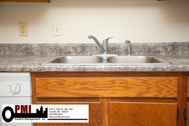 Building Photo - 3 Bedroom and 1.5 bathroom Duplex for Rent