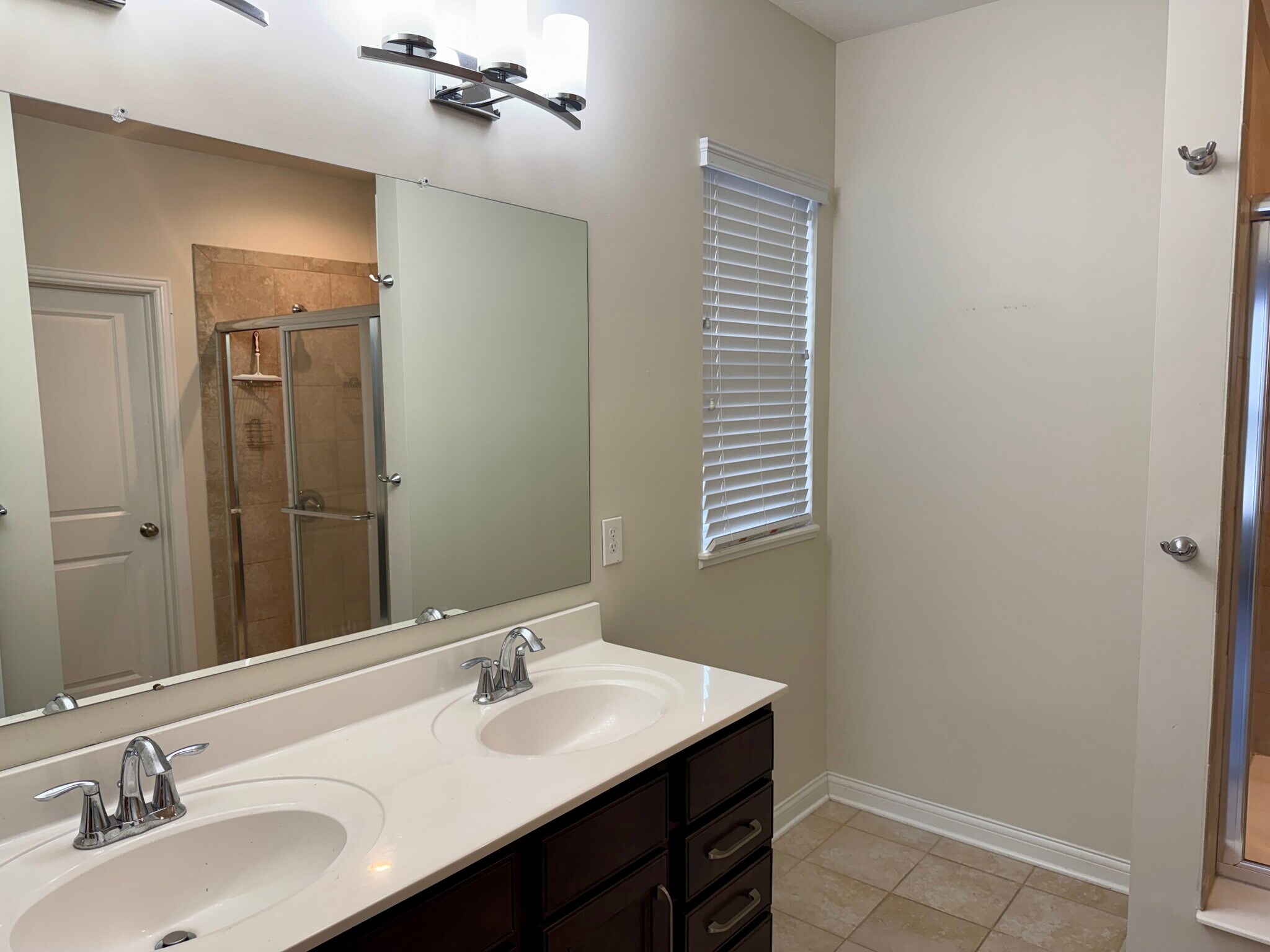 Master Bathroom w/ Double Vanity - 6120 Jadkins Way