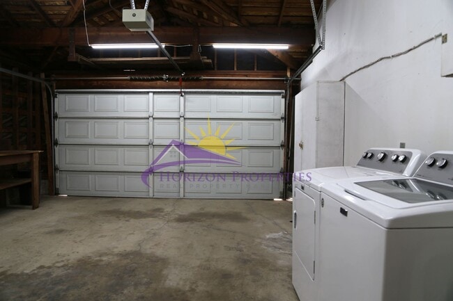 Building Photo - Unique 3 Bed 2 Bath + 2 bonus rooms 1,639 ...