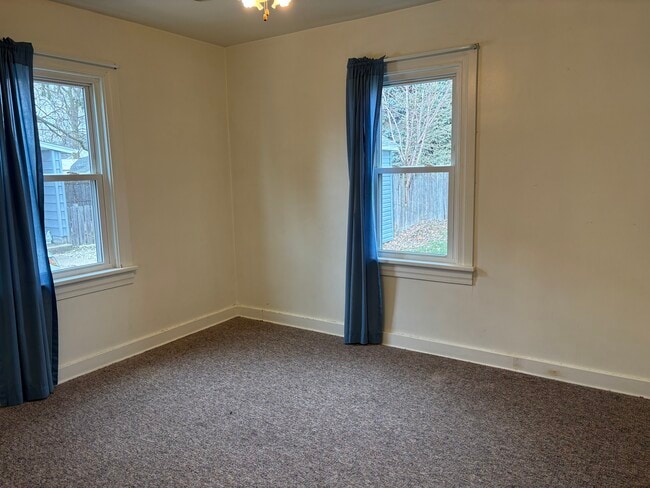 Building Photo - 104 W Buckingham Ave