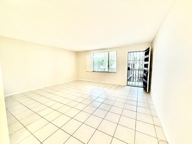 Building Photo - 2699 Seville Blvd