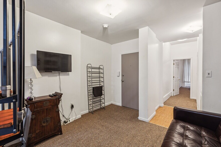Building Photo - 1808 W Diamond St
