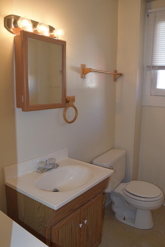 Building Photo - 136 W High St