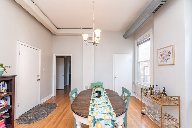 Building Photo - 1429 W Chicago Ave