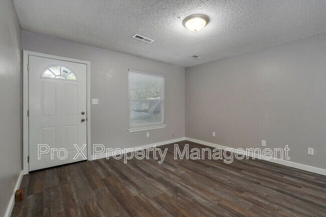 Building Photo - 1050 W Elm St