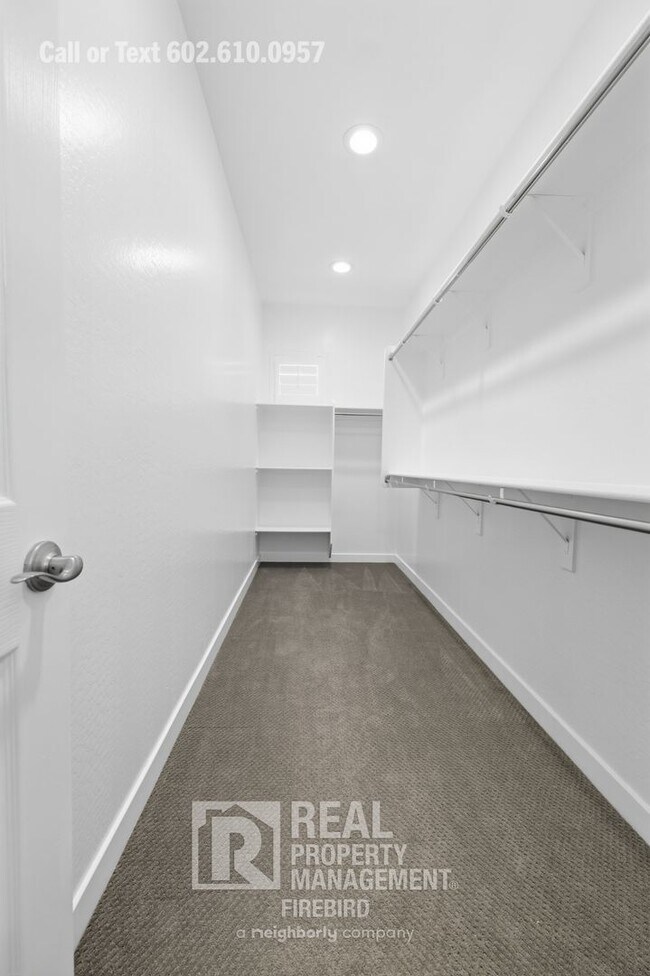 Building Photo - 2342 W Gloria Ln