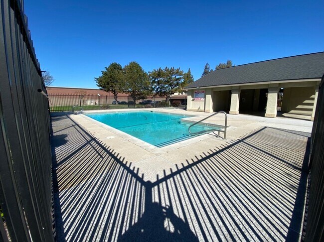 Building Photo - Large Condo near Freeway Access!