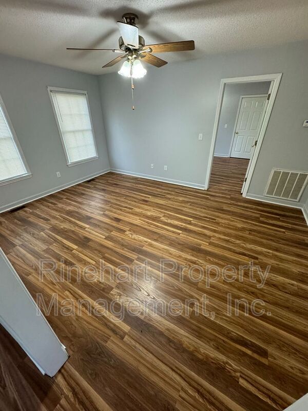 Building Photo - 422 S Jones Ave
